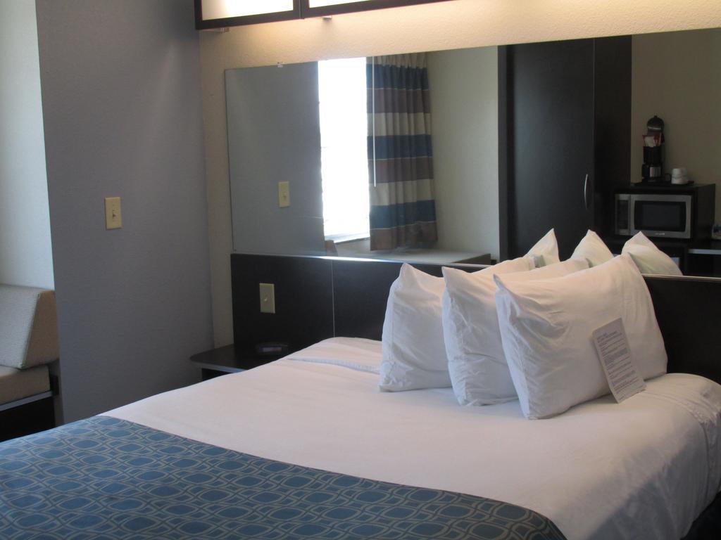 Microtel Inn & Suites Belle Chasse Room photo